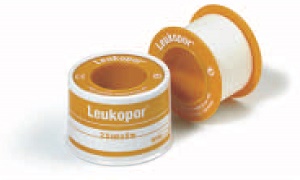 CEROTTO ADESIVO IPOALLERGENICO LEUKOPOR. SUPPORTO: TESSUTO NON TESSUTO BIANCO DI POLIESTERE E VISCOSA ADESIVO POLIACRILICO SENZA RESINE E GOMME NATURALI. 2,5X500CM MUTUABILE - Speedyfarma.it